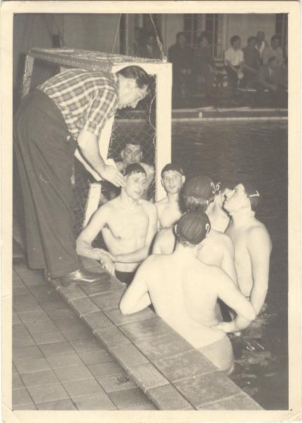 Wasserballtrainer Kurt Manicke vor Lack und Fangerow