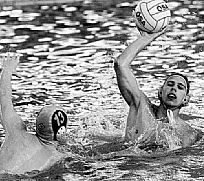 Christopher Bott (r.), hier in einem fr�heren Spiel, soll in der kommenden Erstliga-Saison wieder die Reihen des Aufsteigers SC Magdeburg verst�rken. Fotos (2): Axel Ruland