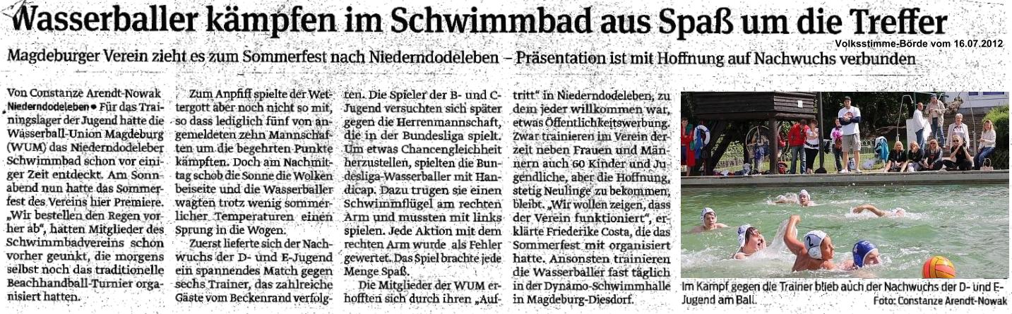 Wasserballer k�mpfen im Schwimmbad aus Spa� um die Treffer Volksstimme-B�rde vom 16.07.2012
